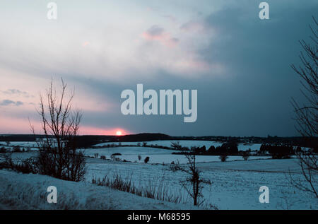 Sunset over snow covered fields and hills in south Lincolnshire Stock Photo