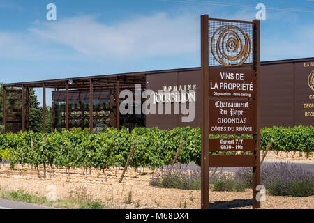 Chateauneuf du Pape Carpentras Vaucluse Provence-Alpes-Côte d'Azur France Stock Photo