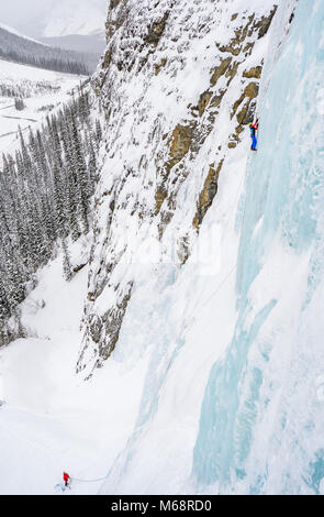 Ice climbers on the Lower Weeping Wall WI4-5 on the Icefields Parkway Stock Photo