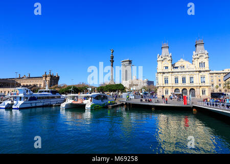 boats moored in Port Vell marina, with the Monument a Colom, Barcelona, Catalunya, Spain Stock Photo