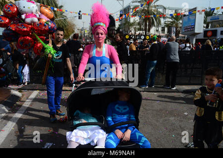Holon, Israel. 01st Mar, 2018. Thousands attended the Adloyada parade in Holon on March 1st, 2018. The Adloyada is the biggest Purim event in Israel. Credit: Laura Chiesa/Pacific Press/Alamy Live News Stock Photo