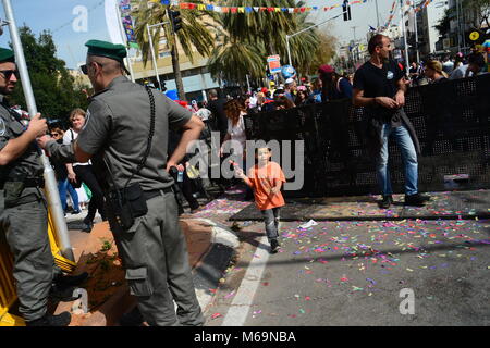 Holon, Israel. 01st Mar, 2018. A boy plays with a toy gun near soldiers during the Adloyada. The Adloyada is the biggest Purim event in Israel. Credit: Laura Chiesa/Pacific Press/Alamy Live News Stock Photo