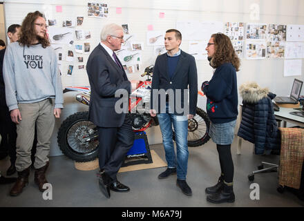 02 March 2018, Portugal, Porto: German President Frank-Walter Steinmeier (2-L) has a conversation with German students at the Science and Technology Park of the University of Porto (UPTEC). German President Steinmeier is in Portugal for a two-day visit. Photo: Bernd von Jutrczenka/dpa Stock Photo