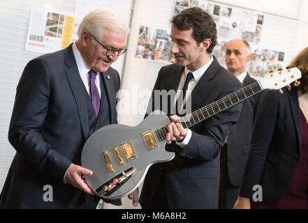 02 March 2018, Portugal, Porto: Julio Martins shows German President Frank-Walter Steinmeier (L) a guitar at the Science and Technology Park of the University of Porto (UPTEC). German President Steinmeier is in Portugal for a two-day visit. Photo: Bernd von Jutrczenka/dpa Stock Photo