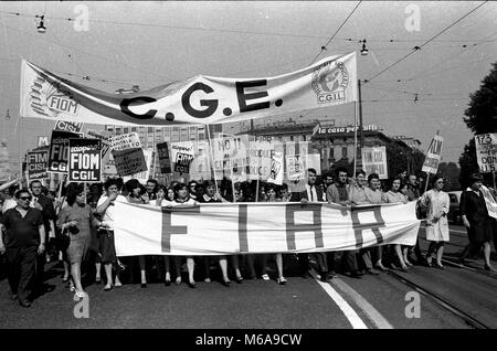 SCIOPERO AND CORTEO OF THE WORKERS OF FIAR YEAR 1968 (FOTO DE BELLIS, MILAN - 1968-09-09) ps the photo can be used respecting the context in which it was taken, and without the defamatory intent of the decoration of the people represented Stock Photo