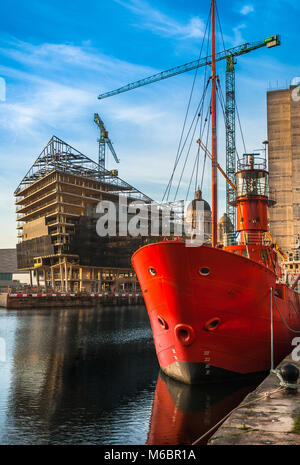 New buildings being constructed at mann Island, including the RIBA with the Mersey Bar Lightship vessel Planet in the foreground in Canning Dock. Stock Photo