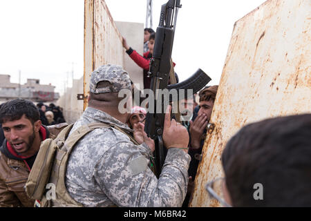 Mosul, Iraq. 8th December 2016 - Local Mosul civilians prevent others from coming into a United Nations distribution centre in Mosul, Iraq. Meanwhile, Stock Photo