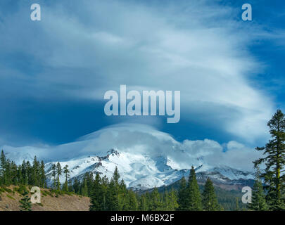 Lenticular Cloud, Mount Shasta, Shasta-Trinity National Forest, California Stock Photo