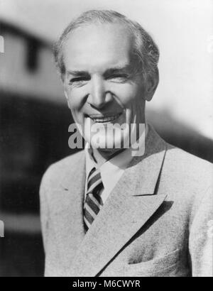 American author Upton Sinclair received the PUlitzer Prize in 1943 for his novel 'Dragon's Teeth.' 1950. Stock Photo