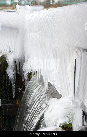 Wansford, East Yorkshire, UK. 2nd Mar, 2018. Water spray forming into large Icicles over a lock on Driffield Canal during 'The Beast From The East'. Credit: Josh Harrison/Alamy Live News. Stock Photo