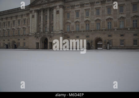 London, UK. 2nd Mar, 2018. As the cold weather continues there is more heavy snowfall by Buckingham Place in Central London. The weather is forecast to improve slightly over the weekend Credit: Keith Larby/Alamy Live News Stock Photo