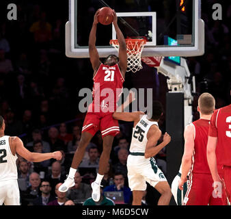 New York, New York, USA. 2nd Mar, 2018. Wisconsin Badgers guard Khalil Iverson (21) dunks during the Big Ten Conference Tournament quarterfinals at Madison Square Garden in New York City. Duncan Williams/CSM/Alamy Live News Stock Photo