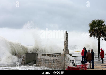 Lisbon, Portugal. 2nd Mar, 2018. Locals look on the strong swell that is felt at Paco de Arcos, outskirts of Lisbon and in all the Portuguese coast, on March 2, 2018. Credit: Pedro Fiuza/ZUMA Wire/Alamy Live News Stock Photo