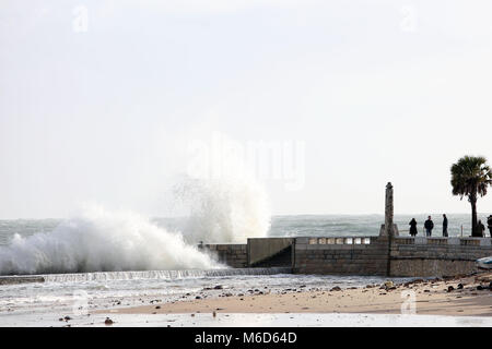 Lisbon, Portugal. 2nd Mar, 2018. Locals look on the strong swell that is felt at Paco de Arcos, outskirts of Lisbon and in all the Portuguese coast, on March 2, 2018. Credit: Pedro Fiuza/ZUMA Wire/Alamy Live News Stock Photo