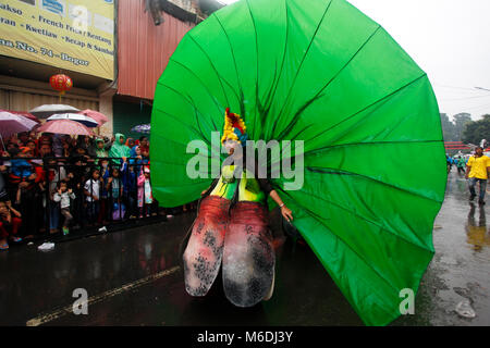 Bogor, Indonesia. 02nd Mar, 2018. Indonesian artists perform during the people's party and Chinese Cap Go Meh festival on a street in Bogor, Indonesia, 02 March 2018. Chinese-Indonesians across the country celebrate Cap Go Meh on the 15th day in the first month of the Chinese lunar New Year. Credit: Adriana Adinandra/Pacific Press/Alamy Live News Stock Photo