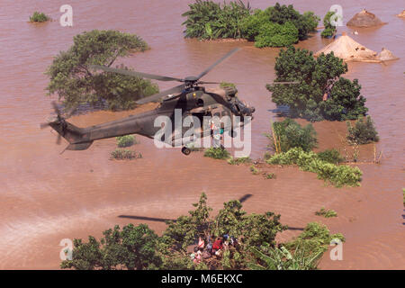 Floods in Mozambique, March 2000; A South African Air Force helicopter rescues stranded people from rooftops near Chibuto, Gaza Province. Stock Photo