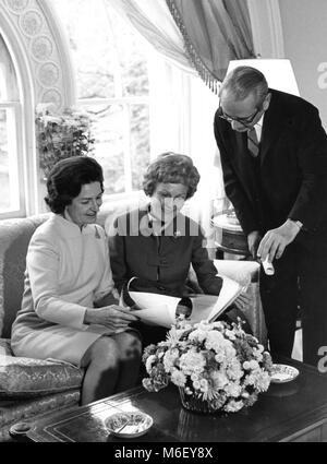 Mrs Pat Nixon (center), wife of president-elect Richard M Nixon, goes over White House floor plans with Mrs Lyndon Johnson (left) and unnamed official, Washington, DC, 11/11/1968. Stock Photo