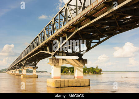 Mawlamyine (Mawlamyaing, Moulmein): Thanlwin Bridge, Thanlwin (Salween) River, road and railway bridge, , Mon State, Myanmar (Burma) Stock Photo
