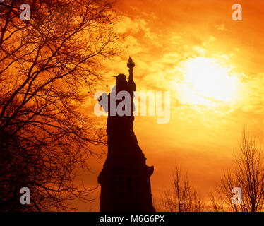 Silhouette of the Statue of Liberty at sunset, New York, USA Stock Photo