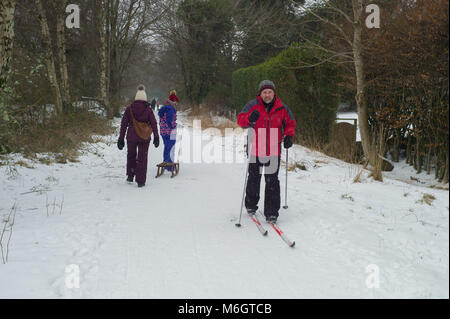 Weather Scotland - Nordic Skier and sledging on the Deeside Way in Cults Aberdeen. Credit: Paul Glendell/Alamy Live News Stock Photo