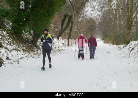 Weather Scotland - No thaw yet  with Jogger and Nordic Skiing on the Deeside Way, Cults Aberdeen Credit: Paul Glendell/Alamy Live News Stock Photo