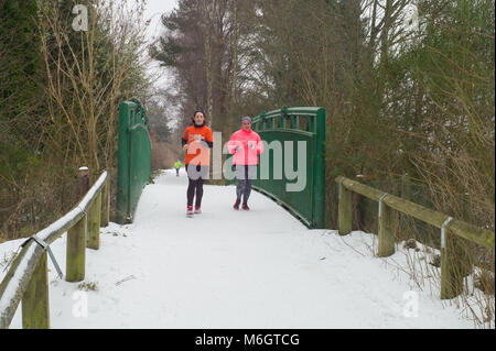 Weather Scotland - No thaw in sight in Scotland. Joggers on the Deeside Way Cults, Aberdeen. Credit: Paul Glendell/Alamy Live News Stock Photo