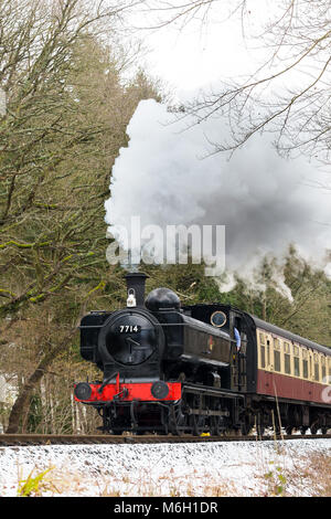 Kidderminster, UK. 4th March, 2018. UK weather: as temperatures rise to a barmy 7 degrees celsius today, the magical 'winter wonderland' is fading fast for passengers on the Severn Valley Railway. A vintage UK steam train is seen here approaching, front view, passing through woodland countryside. Credit: Lee Hudson/Alamy Live News Stock Photo