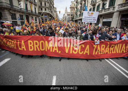 Barcelona, Barcelona, Spain. 4th Mar, 2018. Protesters seen displaying a large banner.Thousands of people have taken to the streets of Barcelona to demonstrate and show their support for the Tabarnia movement, a movement to support unity and anti independence of Catalonia from Spain. Credit: VictorSerri tabarnia 05.jpg/SOPA Images/ZUMA Wire/Alamy Live News Stock Photo