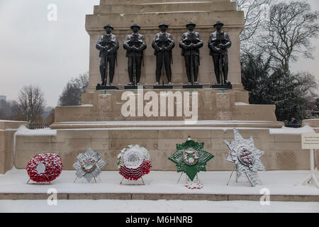 A snow covered war memorial in St James's Park Stock Photo