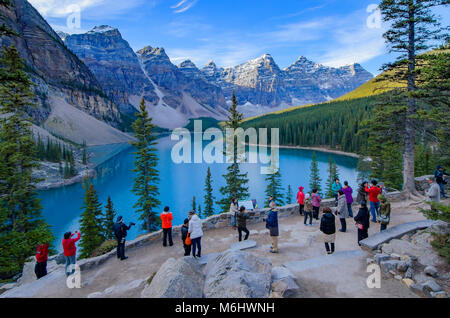 Chinese tourists, Moraine Lake, Valley of the Ten Peaks, Banff National Park, Alberta, Canada Stock Photo