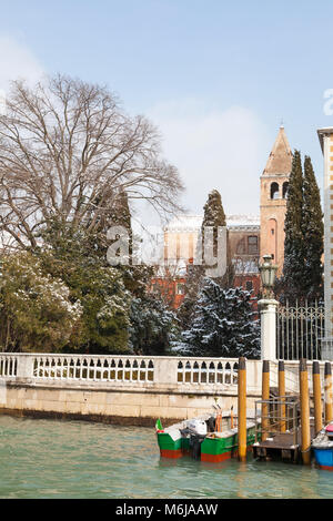 Winter snow in Venice,  Veneto, Italy with a view of Chiesa San Vidal and the garden of Palazzo Cavalli-Franchetti  on the Grand Canal, San Marco duri Stock Photo