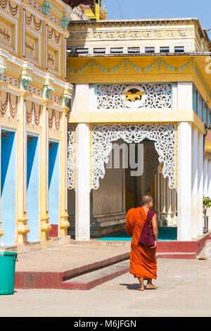 Buddhist monk at Shwezigon Pagoda, Nyaung U, Bagan, Myanmar (Burma), Asia in February Stock Photo