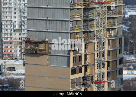 masons at work on a building construction site Stock Photo