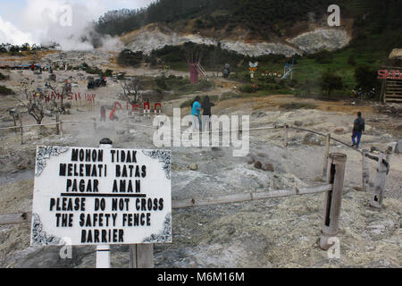 Special Region Of Yogyakarta, Indonesia. 04th Mar, 2018. The visitor are enjoying a place of recreation Sikidang. Sikidang is ones of the creaters located in Dieng Plateau that formed from the eruption of Prau Mountain. There is also Sileri and Simela Creaters but untill now the most often visited by local and foreign toourist is Sikidang Creater. Thats make good impact of the economic upswing of lokal people. Credit: Devi Rahman/Pacific Press/Alamy Live News Stock Photo