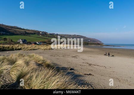 Poppit Sands Beach - Pembrokeshire West Wales - Sunny day with blue skies. RNLI Station in the background. Landscape with a few people on the beach Stock Photo