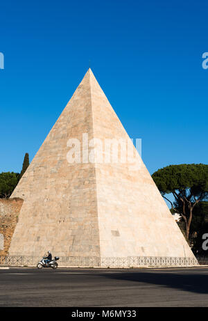 Pyramid In Italy The ancient Pyramid of Cestius in Rome, Italy Stock Photo - Alamy