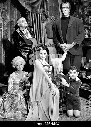 THE MUNSTERS Universal Television sitcom series 1964-1966. From left: Beverly Owen (Marilyn),  Al Lewis (Grandpa), Yvonne DeCarlo (Lilly), Fred Gwynne (Herman), Butch Patrick (Eddie) Stock Photo