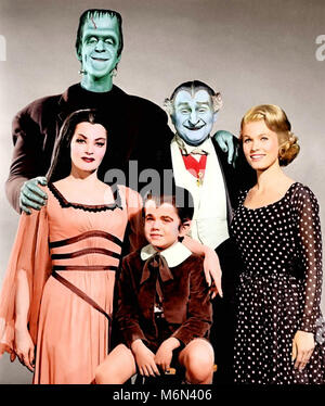 THE MUNSTERS Universal Television sitcom series 1964-1966. From left: Yvonne DeCarlo (Lily), Fred Gwynne (Herman), Butch Patrick (Eddie), Beverly Owen (Marilyn),  Al Lewis (Grandpa) Stock Photo
