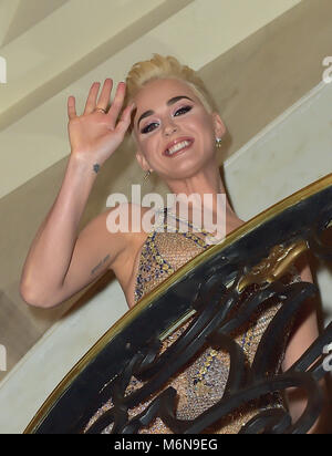 Beverly Hills, California, USA. 4th Mar, 2018. Katy Perry, At Byron Allen's OsCalifornia, USAr Gala Viewing Party To Support The Children's Hospital Los Angeles at the Beverly Wilshire Four Seasons Hotel in Beverly Hills, California, USAlifornia on March 4, 2018. Credit: Faye Sadou/Media Punch/Alamy Live News Stock Photo