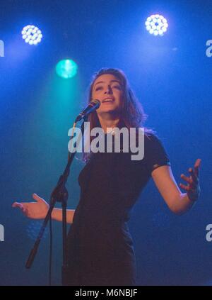 French singer Flora Fischbach aka Fishbach during a Concert, on March 3, 2018, at the Zoom Club in Frankfurt, Germany. | Verwendung weltweit Stock Photo