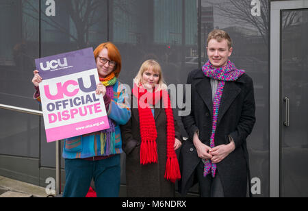 Sheffield, UK, 5th March 2018. University of Sheffield staff picketing outside the university's Jessop West Building. Credit: Richard Bradford/Alamy Live News Stock Photo