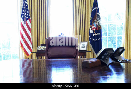 Washington, District of Columbia, USA. 5th Mar, 2018. The Resolute desk in the Oval Office of the White House in Washington, DC, March 5, 2018. Credit: Olivier Douliery/Pool via CNP Credit: Olivier Douliery/CNP/ZUMA Wire/Alamy Live News Stock Photo