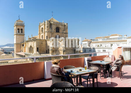 Women relaxing at the rooftop bar of Los Jeronimos hotel opposite the Real Monasterio de San Jerónimo. Granada, Andalusia, Spain Stock Photo