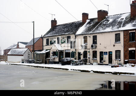 The Cape of Good Hope pub in winter, Grand Union Canal, Warwick, UK Stock Photo