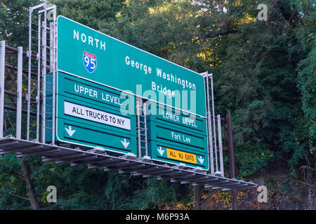 George Washington Bridge traffic highway sign direction to upper and lower level of the suspension roadway exit from New Jersey Turnpike Stock Photo