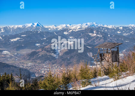 Watch tower on snowy mountain Rennfeld view over valley Muerztal with town Bruck an der Mur to mountains Goesseck, Stadelstein and Eisenerzer Reichens Stock Photo