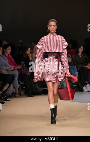 Paris, France. 5th Mar, 2018. A model presents a creation of Alexander McQueen during Paris Fashion Week Fall/Winter 2018 in Paris, France, on March 5, 2018. Credit: Piero Biasion/Xinhua/Alamy Live News Stock Photo
