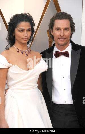 Los Angeles, California, USA. 4th Mar, 2018. March 4th 2018 - Los Angeles, California USA - Actor MATTHEW MCCONAUGHEY, Actress CAMILA ALVES at the 90th Academy Awards held at the Hollywood & Highland Center, Hollywood, Los Angeles. Credit: Paul Fenton/ZUMA Wire/Alamy Live News Stock Photo