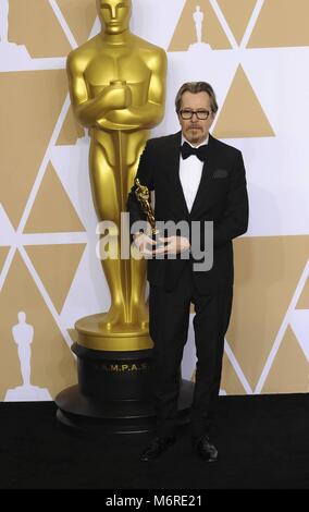 Hollywood, United States Of America. 04th Mar, 2018. Gary Oldman poses in the pressroom of the 90th Annual Academy Awards, Oscars, at Dolby Theatre in Los Angeles, USA, on 04 March 2018. Credit: Hubert Boesl | usage worldwide/dpa/Alamy Live News Stock Photo