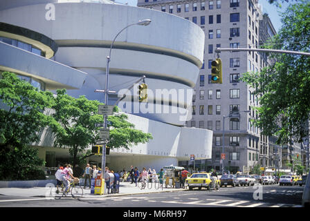 1987 HISTORICAL ROTUNDA SOLOMON GUGGENHEIM MUSEUM (©FRANK LLOYD WRIGHT 1959) FIFTH AVENUE MANHATTAN NEW YORK CITY USA Stock Photo